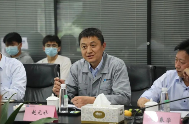 會議伊始，主持人趙元樸對各位領(lǐng)導(dǎo)、嘉賓的到來表示熱烈歡迎和致以誠摯謝意。他表示，建新博士后工作站以規(guī)范管理、嚴(yán)格要求、勇于創(chuàng)新、追求卓越為宗旨，致力于轎車密封件、減振件、底盤件、金屬及高分子材料等產(chǎn)品的技術(shù)研發(fā)。建新高度重視博士后科研工作站的建設(shè)，以博士后工作站為紐帶，與高校持續(xù)深入開展產(chǎn)學(xué)研合作，有力地推動了企業(yè)整體科研水平提高，為企業(yè)的改革創(chuàng)新提供了理論和人才支持。