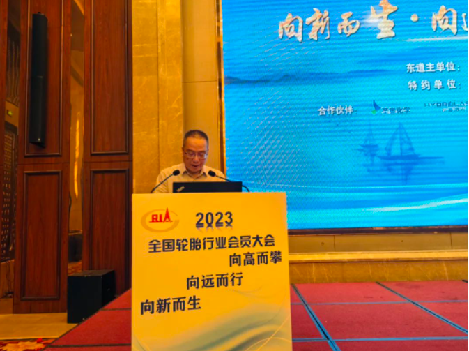 會議期間，中策橡膠集團(tuán)股份有限公司高級副總裁張利民，代表輪胎分會理事長、中策橡膠董事長沈金榮作了題為《向新向遠(yuǎn)向高，在激宕中激發(fā)創(chuàng)新發(fā)展的新動能》的報告，張利民指出，我國輪胎行業(yè)在2023年一季度取得了良好開局，企業(yè)開工率有所回升。然而，他也指出我國輪胎行業(yè)面臨諸多問題，如復(fù)雜嚴(yán)峻的外部經(jīng)濟(jì)形勢、未來出口形勢不容樂觀以及國內(nèi)和行業(yè)內(nèi)部的突出問題，這些都對高質(zhì)量發(fā)展帶來了影響。