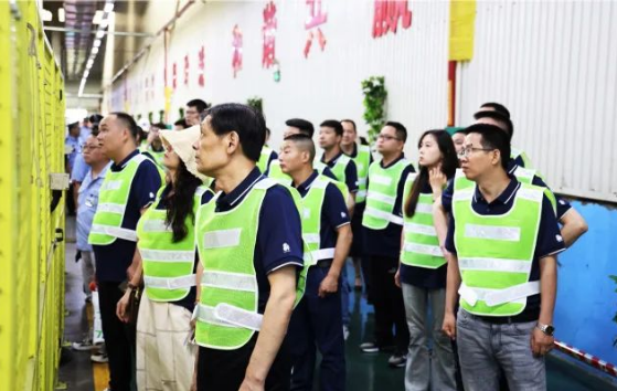 在本次廣西會(huì)議中，經(jīng)銷商們還有機(jī)會(huì)分享他們的市場(chǎng)經(jīng)驗(yàn)，并參觀了玲瓏輪胎的生產(chǎn)工廠。通過(guò)參觀工廠，經(jīng)銷商們了解了輪胎的生產(chǎn)工藝，并通過(guò)專業(yè)知識(shí)的加強(qiáng)，提升了對(duì)輪胎性能的判斷能力，以更好地為市場(chǎng)提供服務(wù)。