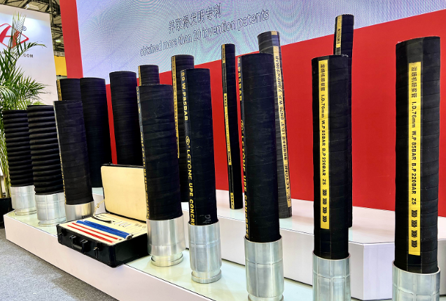 據(jù)了解，我國(guó)自主品牌正處于快速擴(kuò)張、蓬勃發(fā)展階段，并積極引領(lǐng)著全球范圍內(nèi)的產(chǎn)業(yè)變革。作為一家早期布局海外市場(chǎng)的中國(guó)橡膠軟管制造企業(yè)之一，利通科技積極響應(yīng)國(guó)家的“走出去”戰(zhàn)略，不斷加大對(duì)海外市場(chǎng)的開(kāi)拓力度，推動(dòng)國(guó)際業(yè)務(wù)向上發(fā)展。