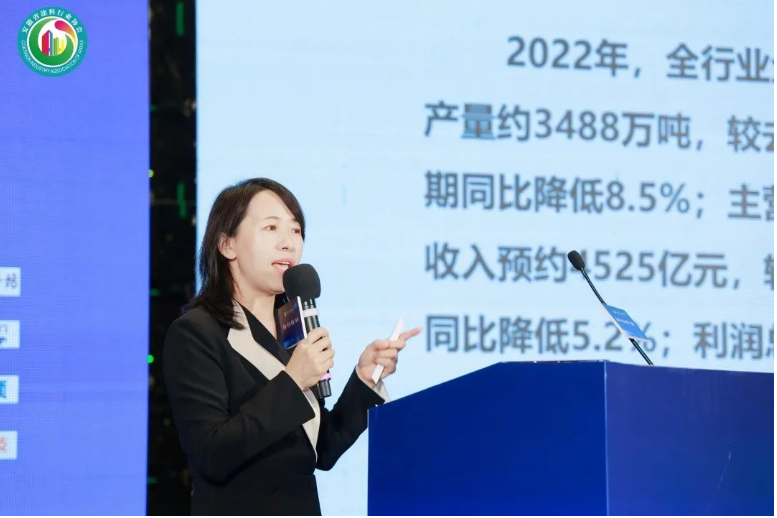 中國涂料工業(yè)協(xié)會副會長丁艷梅分享了中國涂料行業(yè)經(jīng)濟(jì)運(yùn)行簡況以及后疫情時代行業(yè)重點領(lǐng)域發(fā)展的情況。