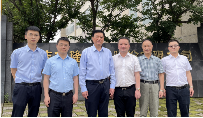 億隆涂料作為一家發(fā)展迅速的企業(yè)，在不斷探索創(chuàng)新的道路上取得了顯著成就。其產(chǎn)品體系的廣泛應(yīng)用于汽車和摩托車等領(lǐng)域，得到了市場(chǎng)的廣泛認(rèn)可。劉會(huì)長(zhǎng)對(duì)億隆涂料在研發(fā)和生產(chǎn)方面所取得的成就表示贊賞，并對(duì)其未來(lái)發(fā)展提出了殷切期望。