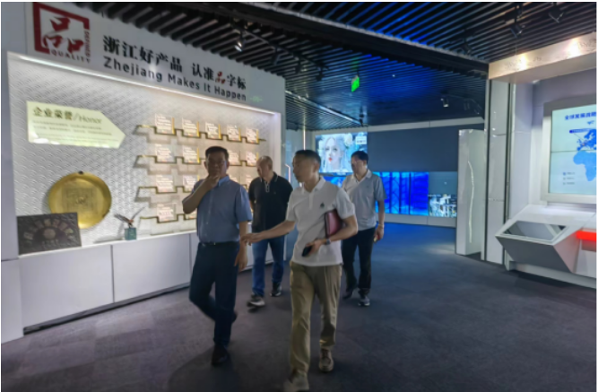 期間，李會長一行走訪了多家企業(yè)，包括中策橡膠集團(tuán)股份有限公司、浙江天鐵實(shí)業(yè)股份有限公司、臺州鴻裕橡膠制造有限公司、臺州華振軌道科技有限公司、三門陸王橡膠有限公司、三門容宇橡塑科技有限公司、臺州中宏廢橡膠綜合利用有限公司、臺州至遠(yuǎn)鞋材有限公司和浙江榮陽實(shí)業(yè)有限公司等，對輪胎制造、橡膠制品和橡塑鞋材等行業(yè)進(jìn)行深入了解。