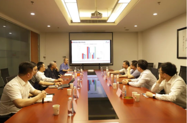座談會上，中策橡膠集團全鋼研究院研究室主任吳思維介紹了中策橡膠低滾阻輪胎技術(shù)的突破。通過超級混合動力膠的研究，中策橡膠成功打破了低滾阻、耐磨性能和使用壽命之間的制約，使得輪胎在盡量降低滾阻系數(shù)的同時，對牽引力和輪胎壽命的影響更小，使低滾阻輪胎變得更加耐磨。