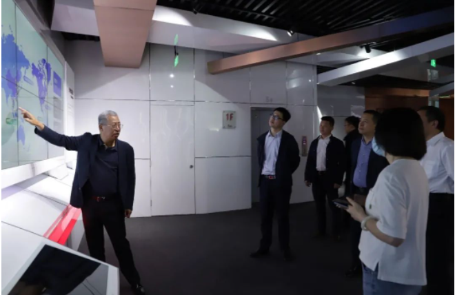 最后，一汽解放的代表一行在中策橡膠銷售公司總經(jīng)理陳實先生和總經(jīng)理助理王群女士的陪同下參觀了中策橡膠展廳和未來工廠，以了解中策橡膠輪胎產(chǎn)品的技術(shù)實力和制造實力。