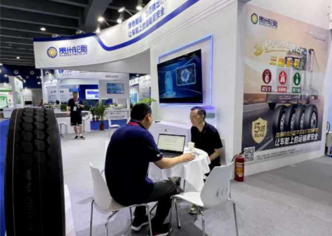 通過參加“2023工業(yè)綠色發(fā)展大會”和展示其綠色低碳產(chǎn)品，貴州輪胎再次展示了其在環(huán)境保護(hù)和可持續(xù)發(fā)展方面的領(lǐng)導(dǎo)地位。