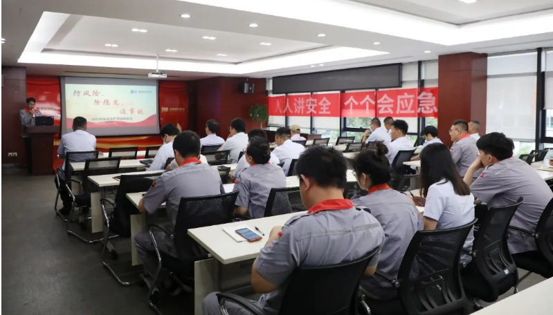 為進一步推動企業(yè)安全生產(chǎn)責任，提升安全管理水平，并響應全國第22個“安全生產(chǎn)月”的號召，建新趙氏科技有限公司召開了“2023年安全生產(chǎn)月啟動會”。本次活動以“人人講安全、個個會應急”為主題，旨在提高全員的風險隱患排查整改質(zhì)量、安全意識和避險逃生能力。