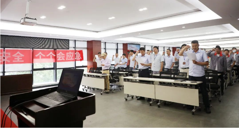 隨后，員工代表葛文武和陳浩發(fā)表講話，重點強調(diào)了安全意識的重要性。此外，安全辦的代表介紹了公司的安全生產(chǎn)形勢，并解釋了“安全生產(chǎn)月”活動的具體方案，組織了學習新《安全生產(chǎn)法》的培訓視頻。最后，人資行政中心副總監(jiān)趙元樸做了總結(jié)發(fā)言，并舉行了集體宣誓簽字儀式。
