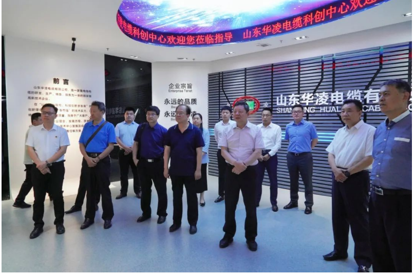 軌道交通集團外部董事楊承林、周有志、王曉軍、李利平、胡安洪，濟南軌道交通集團黨委委員、副總經(jīng)理盧慶亮，資產(chǎn)管理公司副總經(jīng)理劉迎展等蒞臨山東華凌電纜有限公司進行調(diào)研交流。這次調(diào)研旨在深入了解華凌電纜在電纜行業(yè)的發(fā)展情況及其在核電、軌道交通、新材料等領(lǐng)域的成就和貢獻。