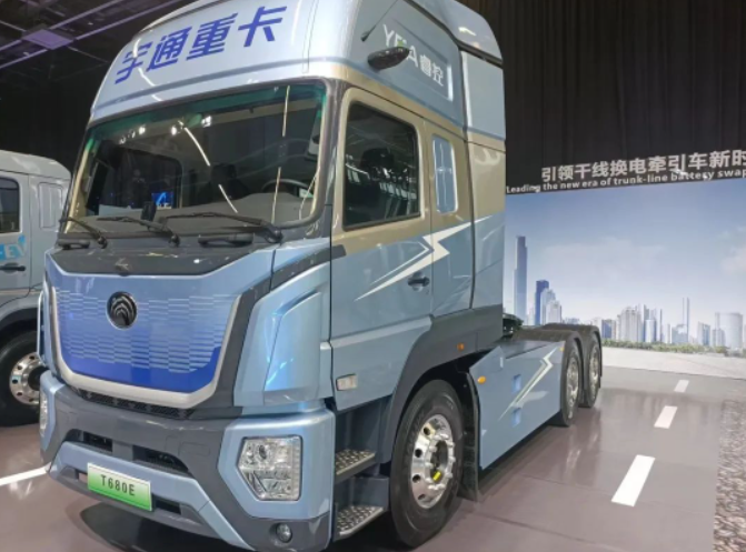 以“科技引領(lǐng) 穩(wěn)贏未來”為主題的宇通重卡全系新品上市發(fā)布會(huì)在鄭州隆重舉行。這是一場備受矚目的盛會(huì)，吸引了來自各行業(yè)的精英人士參與。賽輪集團(tuán)，作為唯一一家受邀參會(huì)的輪胎供應(yīng)商，為宇通重卡的新品提供了獨(dú)家配套服務(wù)。