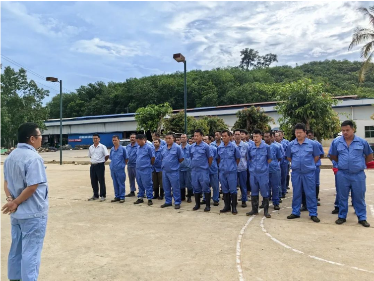 云南廣墾橡膠公司于6月1日舉行了“安全生產(chǎn)月”活動啟動儀式。該公司組織了所屬六家制膠廠的員工共230余人線上線下同步參加了啟動會。在會上，云南公司董事長王宜江具體部署了“安全生產(chǎn)月”活動，并提出了今后安全生產(chǎn)工作的明確要求。與會人員還在現(xiàn)場與各制膠廠廠長簽署了安全生產(chǎn)責(zé)任書，并在“安全生產(chǎn)月”主題橫幅上簽名承諾。