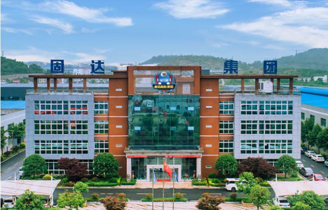 此外，在防火技術(shù)方面，固達(dá)電纜集團也進行了創(chuàng)新。他們與貴州大學(xué)合作，研發(fā)出了一種名為“礦物質(zhì)柔性防火電纜”的產(chǎn)品，填補了國內(nèi)防火電纜市場的空白。這種電纜采用了無機礦物材料，即使在高溫燃燒條件下，仍能保持線路的通暢，耐火等級符合國家標(biāo)準(zhǔn)和英國耐火標(biāo)準(zhǔn)。