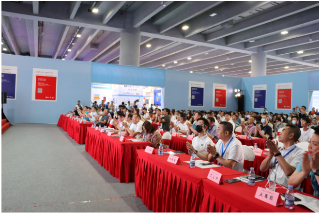 會上，中國技術(shù)經(jīng)濟學會副理事長、企業(yè)標準領(lǐng)跑者工作委員會主任委員、原中國標準化研究院院長馬林聰強調(diào)了廣東線纜行業(yè)的重要性，并呼吁加快培育達到國內(nèi)國際先進水平的"廣東標準"和"廣東制造"，以推動該行業(yè)的高質(zhì)量發(fā)展。