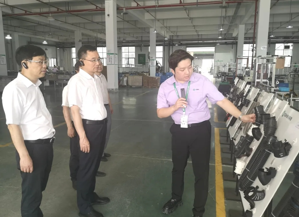 浙江金華市委常委、秘書長李雄偉近日帶領市委改革辦、市應急管理局、市消防救援支隊等單位負責人到金磐開發(fā)區(qū)進行調(diào)研。他實地考察了春光橡塑科技股份有限公司，詳細了解了該企業(yè)的生產(chǎn)經(jīng)營情況，并檢查了安全生產(chǎn)工作。