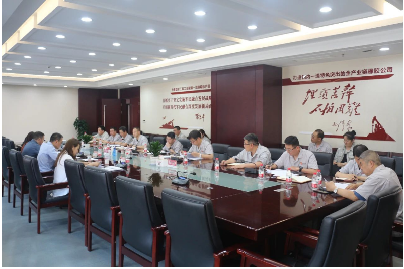 此次督查采用了現(xiàn)場檢查和座談交流相結(jié)合的方式，針對部分生產(chǎn)單位進(jìn)行了全面細(xì)致的檢查。之后，召開了座談會。在座談會上，副總經(jīng)理寧博對公司當(dāng)前的安全環(huán)保工作進(jìn)行了匯報，法務(wù)部負(fù)責(zé)人則介紹了公司的法務(wù)工作情況。隨后，張航偉從生產(chǎn)經(jīng)營、安全環(huán)保和法務(wù)工作等方面作了全面綜合的匯報。