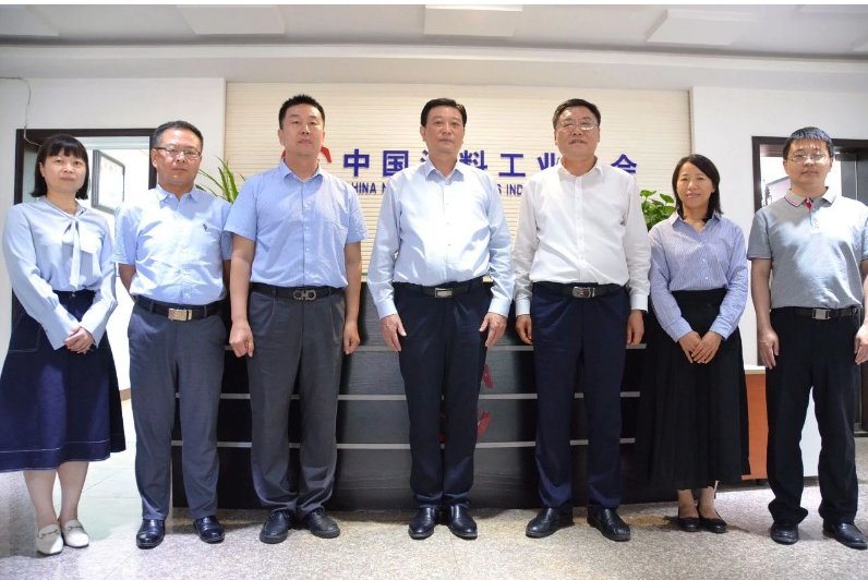 會議上，雙方還就2023年協(xié)會相關(guān)會議活動、考察項目等進行了交流。與會人員包括中國涂料工業(yè)協(xié)會副會長丁艷梅、秘書長劉杰，副秘書長趙中國、齊祥昭、樊森、徐艷以及濮陽市人大常委會相關(guān)領(lǐng)導(dǎo)。這次座談會為雙方進一步加強合作提供了寶貴的機會。