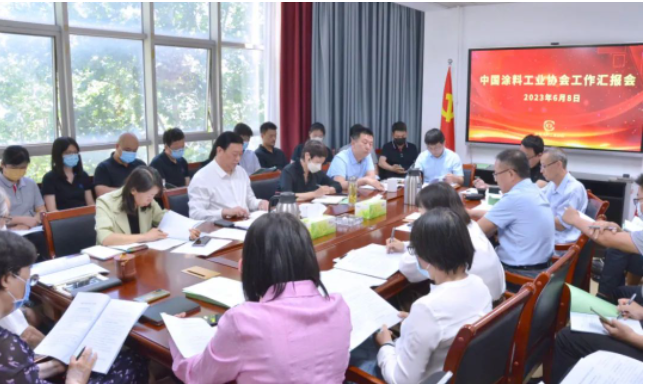 劉普軍會長要求下一步工作要有緊迫感，突出重點(diǎn)，做好統(tǒng)籌規(guī)劃，充分履行職責(zé)。他強(qiáng)調(diào)全體協(xié)會人員應(yīng)團(tuán)結(jié)合作，以高標(biāo)準(zhǔn)、高質(zhì)量完成各項工作任務(wù)，為協(xié)會工作開創(chuàng)新局面貢獻(xiàn)力量。劉普軍會長還對未來的發(fā)展充滿信心，并呼吁大家共同努力，推動中國涂料行業(yè)實現(xiàn)更加輝煌的發(fā)展。