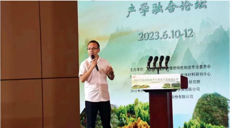 另外，公司企業(yè)研究院副院長劉超奇以《工程橡膠制品全生命周期設(shè)計制造與應(yīng)用》為主題，介紹了天鐵股份橡膠制品在軌交系統(tǒng)中的設(shè)計與應(yīng)用，并詳細(xì)闡述了公司廢舊橡膠制品的綠色環(huán)?；幚砬闆r以及橡膠顆粒的工業(yè)化應(yīng)用。