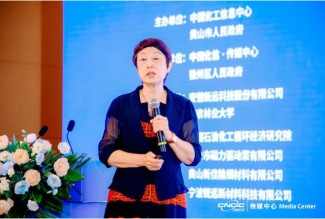 孫蓮英在報(bào)告中指出，涂料作為環(huán)氧樹(shù)脂的重要應(yīng)用領(lǐng)域，在促進(jìn)環(huán)氧樹(shù)脂行業(yè)的發(fā)展中起到了舉足輕重的作用。根據(jù)2023年一季度的數(shù)據(jù)顯示，全行業(yè)涂料產(chǎn)量約為731.6萬(wàn)噸，主營(yíng)業(yè)務(wù)收入總額約達(dá)914.54億元，利潤(rùn)總額約為39.75億元。