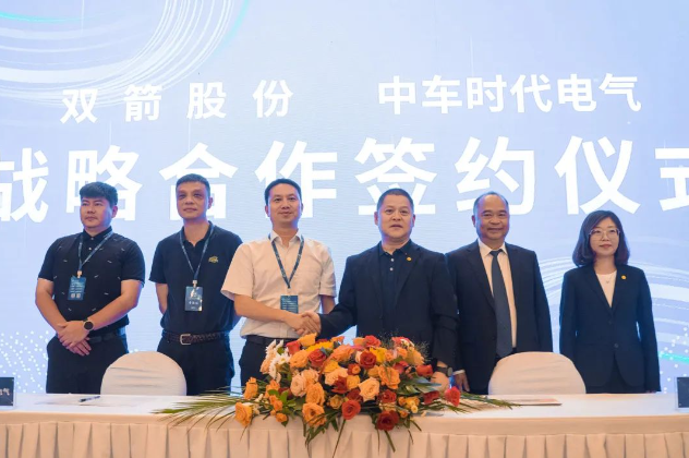 發(fā)布會上，雙箭股份與中車時代電氣簽署了戰(zhàn)略合作協(xié)議。作為輸送帶行業(yè)的領(lǐng)頭企業(yè)，雙箭股份專注于輸送技術(shù)的研發(fā)與應(yīng)用，而中車時代電氣是中國電氣化鐵路裝備事業(yè)的先行者，致力于推動高端裝備產(chǎn)品的智能化發(fā)展。這次戰(zhàn)略合作將為綠色智能運(yùn)輸領(lǐng)域帶來更多機(jī)遇與創(chuàng)新，推動行業(yè)向可持續(xù)發(fā)展方向邁進(jìn)。