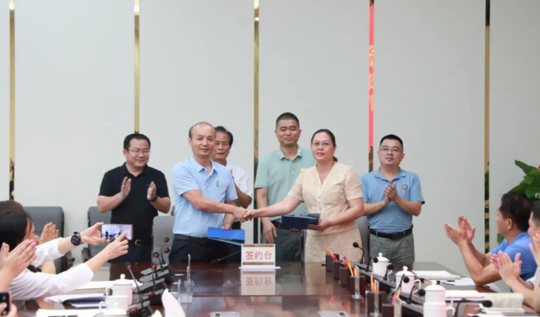根據(jù)合作協(xié)議，雙方將集中精力研究天然橡膠全產(chǎn)業(yè)鏈的發(fā)展方向、布局和定位，重點(diǎn)關(guān)注生產(chǎn)、加工、保鮮、儲(chǔ)運(yùn)和品牌等環(huán)節(jié)的關(guān)鍵技術(shù)。此外，他們還將提升一二三產(chǎn)業(yè)的融合發(fā)展水平，為實(shí)現(xiàn)可持續(xù)發(fā)展和提高農(nóng)村經(jīng)濟(jì)水平提供支持。