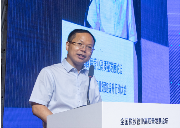 會(huì)議期間，中國橡膠工業(yè)協(xié)會(huì)副會(huì)長兼秘書長雷昌純代表協(xié)會(huì)致辭，指出中國膠管產(chǎn)業(yè)近年來取得了顯著的提升，但仍面臨全球經(jīng)濟(jì)形勢不確定和國內(nèi)需求不足等挑戰(zhàn)。他希望與會(huì)者充分利用論壇平臺(tái)進(jìn)行交流，共同研討行業(yè)面臨的挑戰(zhàn)，并助力膠管行業(yè)實(shí)現(xiàn)綠色、創(chuàng)新和高質(zhì)量發(fā)展。