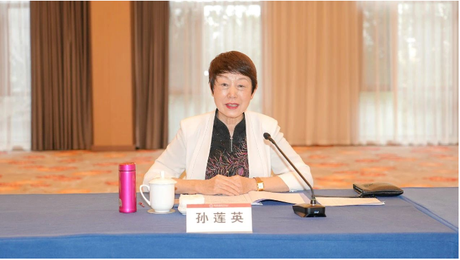 會(huì)議總結(jié)中，中國(guó)涂料工業(yè)協(xié)會(huì)名譽(yù)會(huì)長(zhǎng)孫蓮英指出，2022年兩個(gè)委員會(huì)的工作成果突出，各位委員為行業(yè)做出了值得表?yè)P(yáng)的努力。然而，面對(duì)前所未有的壓力，行業(yè)面臨更加艱巨的任務(wù)。孫蓮英鼓勵(lì)委員們繼續(xù)努力，專注于眼前的工作，并強(qiáng)調(diào)重要工作的堅(jiān)持和目標(biāo)，以實(shí)現(xiàn)黨的二十大提出的高質(zhì)量發(fā)展和人民美好生活的愿景。