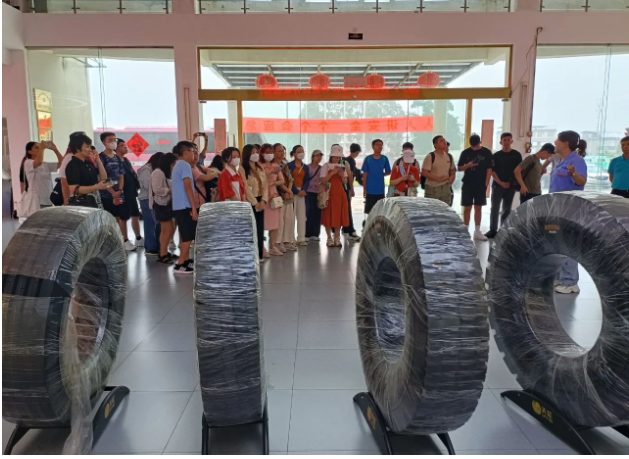 廣西新桂輪橡膠有限公司迎來(lái)了一批國(guó)際友人，他們來(lái)自越南、印度尼西亞和新加坡等國(guó)家，專(zhuān)程參觀(guān)該公司的生產(chǎn)車(chē)間。這些國(guó)際友人對(duì)新桂輪公司的產(chǎn)品在國(guó)內(nèi)外市場(chǎng)的廣泛應(yīng)用以及良好的口碑給予了高度認(rèn)可，并對(duì)該公司的實(shí)力和產(chǎn)品表示濃厚興趣。