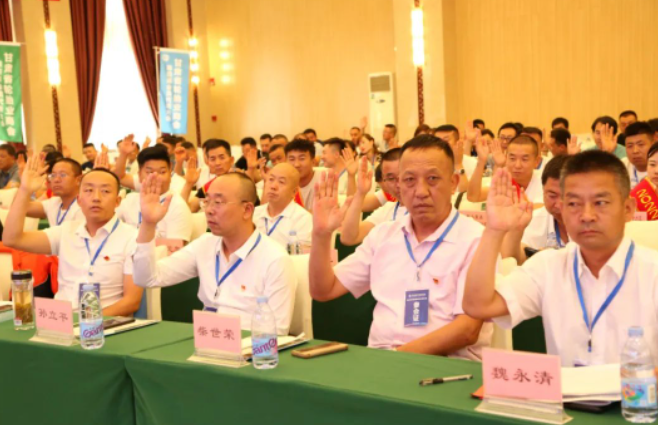 現(xiàn)場全體會員對于冉平同志所做第三屆工作報(bào)告、魏永清同志所做章程修改說明、龔大亮同志所做第三屆財(cái)務(wù)審計(jì)決算報(bào)告、蘇青凌同志所做的商會財(cái)務(wù)管理和會費(fèi)繳納辦法，全票通過。