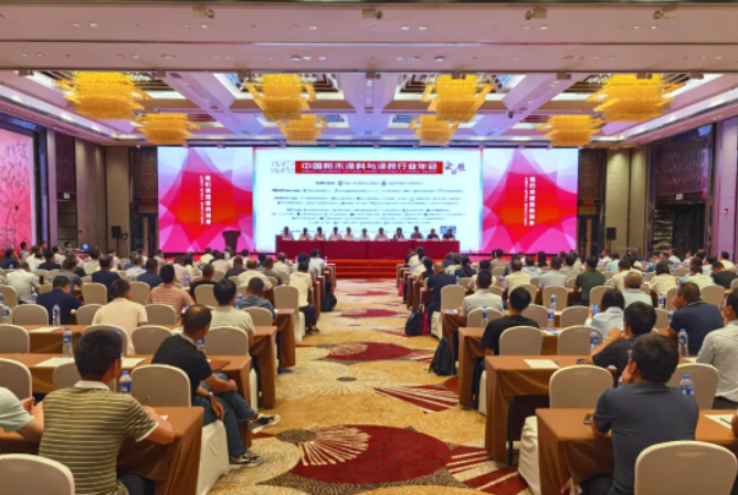 廣東佛山勝利舉辦了2021/2022中國粉末涂料與涂裝行業(yè)年會。本次年會吸引了來自全國各地的500余名代表參會。在這個重要的行業(yè)盛會上，涂料與涂裝領(lǐng)域的專家學(xué)者、企業(yè)代表齊聚一堂，共同探討行業(yè)發(fā)展趨勢與創(chuàng)新方向。