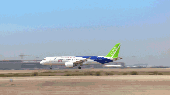 國產(chǎn)大型客機(jī)C919實(shí)現(xiàn)了歷史性的商業(yè)首飛，自上海虹橋國際機(jī)場起飛的東航MU9191航班成功降落在北京首都國際機(jī)場，開啟了中國民航工業(yè)的全新篇章。