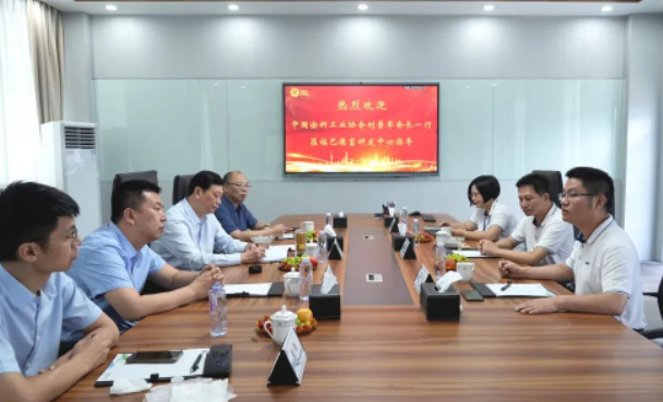 隨后的交流環(huán)節(jié)中，劉普軍會長、劉杰秘書長、彩之虹董事長顧天兵與巴德富集團的領(lǐng)導(dǎo)展開了深入的溝通和互動，共同探討了行業(yè)如何實現(xiàn)高質(zhì)量發(fā)展等話題。劉普軍會長表示，他將帶領(lǐng)中國涂料工業(yè)協(xié)會新一屆的領(lǐng)導(dǎo)班子繼續(xù)發(fā)揮協(xié)會的橋梁作用，為行業(yè)和企業(yè)的長足發(fā)展提供支持，助力中國涂料行業(yè)實現(xiàn)健康轉(zhuǎn)型，推動行業(yè)朝著高質(zhì)量可持續(xù)發(fā)展的目標(biāo)邁進(jìn)。