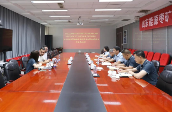 雙方進行了座談會，宋二華董事長向英國客人介紹了豐源輪胎公司的發(fā)展狀況、生產(chǎn)經(jīng)營情況以及項目建設和質(zhì)量提升等方面的情況。Hamid Ali也向公司反饋了他們在銷售中所遇到的困難和問題。雙方就遠路輪胎的產(chǎn)能提升和銷售策略等問題進行了深入探討。