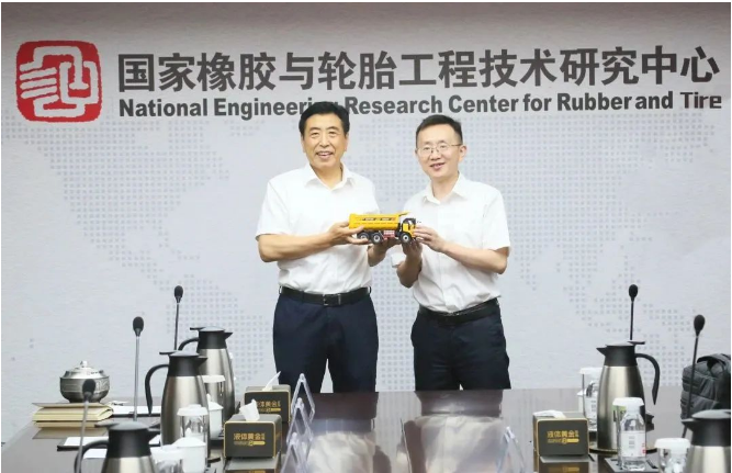 黃建峰表示，三一集團與國橡中心在注重創(chuàng)新、研發(fā)和市場拓展方面有許多相似之處。雙方通過持續(xù)不斷的努力，推動著各自領域的前進。黃建峰認為，未來雙方合作的空間非常巨大，前景也十分廣闊。