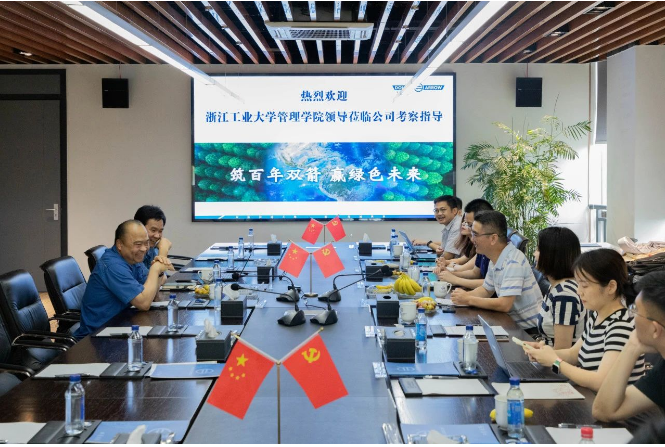 未來，雙箭股份表示將積極探索與高校之間的優(yōu)勢互補，推動校企合作的可持續(xù)發(fā)展。通過技術研討會和學術交流等活動，雙箭股份將助力高校提升人才與就業(yè)的匹配度，推進校企合作打造可持續(xù)溝通交流和協(xié)調(diào)創(chuàng)新機制的源動力，從而為地方經(jīng)濟社會的高質(zhì)量發(fā)展提供更多創(chuàng)新成果和人才服務。