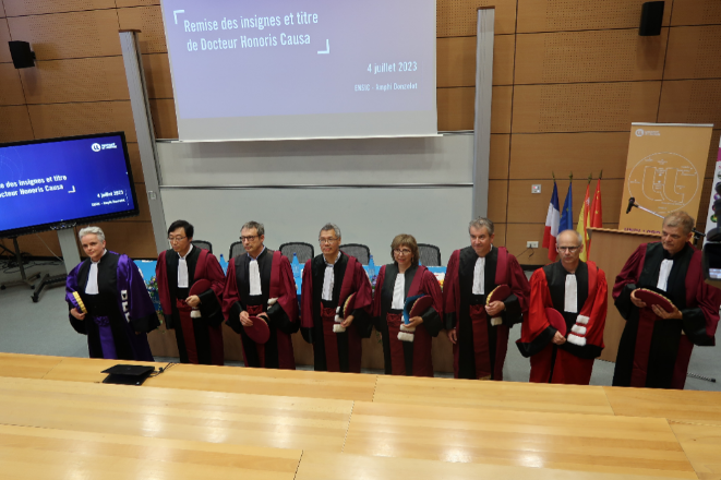 華南理工大學(xué)校長、北京化工大學(xué)先進彈性體材料研究中心學(xué)術(shù)帶頭人張立群院士榮獲法國洛林大學(xué)頒發(fā)的榮譽博士學(xué)位。該榮譽是對張立群院士在橡膠材料科學(xué)與工程領(lǐng)域杰出貢獻的高度認可，也是他促進中法高校合作取得的顯著成果的體現(xiàn)。