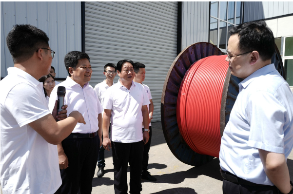 觀摩過程中，鞏義市委書記袁聚平對華星電纜在工業(yè)5G智能化、數(shù)字化、信息化方面的成果給予了高度肯定，并強調(diào)傳統(tǒng)制造企業(yè)要勇于創(chuàng)新、敢于突破，提升工業(yè)制造業(yè)的技術裝備水平，實現(xiàn)研發(fā)和信息化數(shù)字化的全面升級。