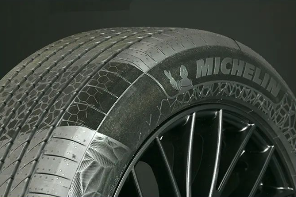 米其林公司以一款含45%可持續(xù)材料的輪胎榮獲“底盤、車身和外觀”領(lǐng)域的2023汽車創(chuàng)新獎(jiǎng)。該獎(jiǎng)項(xiàng)是由普華永道和德國(guó)汽車管理中心聯(lián)合頒發(fā)的，旨在表彰在汽車工程領(lǐng)域取得尖端創(chuàng)新成果的企業(yè)。