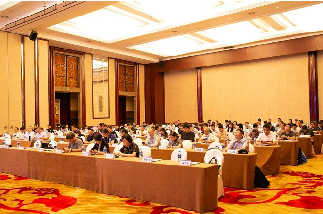 除了會議交流，年會期間還舉辦了案例展示和專業(yè)展覽，為參會者提供了更多的展示與學(xué)習(xí)機(jī)會。