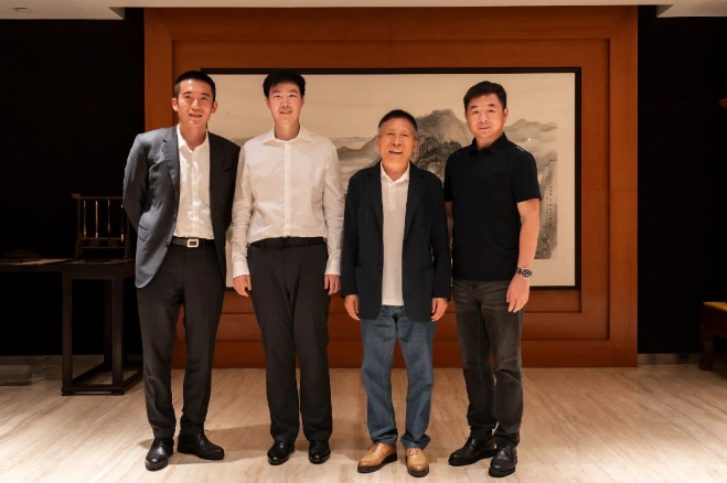 江蘇興達鋼簾線有限公司副總經(jīng)理劉濤攜杭友明一行蒞臨華勤集團進行考察交流。華勤集團黨委書記牛宜順與總經(jīng)理牛飛熱情接待了這次重要的訪問。