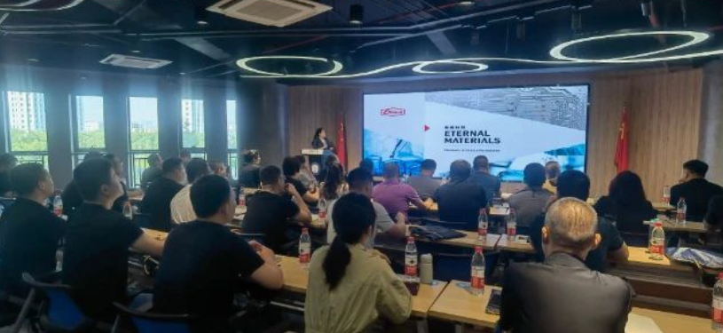 由山東省涂料行業(yè)協(xié)會(huì)主辦，山東中科產(chǎn)業(yè)技術(shù)協(xié)同創(chuàng)新中心、國(guó)科創(chuàng)智(北京)科技發(fā)展有限公司聯(lián)合主辦的首屆“水性工業(yè)涂料配方及應(yīng)用技術(shù)”培訓(xùn)班在濟(jì)南成功開班。本次培訓(xùn)旨在推進(jìn)綠色環(huán)保新技術(shù)水性工業(yè)涂料的應(yīng)用，來(lái)自30余家企業(yè)的50多位水性工業(yè)涂料技術(shù)研發(fā)管理人員積極參與。