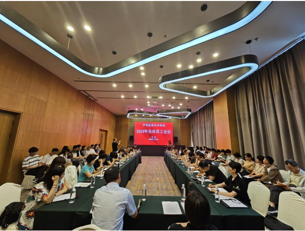 雷昌純主持了7月14日召開的全體員工會議，隨后乳膠分會秘書長凃燕玲、橡膠制品分會秘書長宋巖、膠鞋分會秘書長王剛、骨架材料專業(yè)委員會秘書長于濤，分別進行了交流發(fā)言。