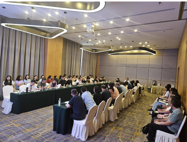 于濤秘書長以生動的比喻總結了骨架材料行業(yè)的特點和專委會的工作特點，并分享了營造良好工作氛圍的心得體會。
