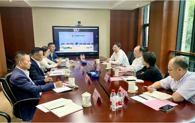 卡博特公司執(zhí)行副總裁、高性能材料業(yè)務(wù)總裁、亞太區(qū)總裁朱戟率領(lǐng)代表團(tuán)與華誼集團(tuán)黨委書記、董事長(zhǎng)顧立立等相關(guān)領(lǐng)導(dǎo)進(jìn)行了一次重要的會(huì)晤。雙方在友好的氛圍中深入探討了進(jìn)一步加強(qiáng)合資項(xiàng)目的運(yùn)營(yíng)與業(yè)務(wù)合作，以及未來(lái)潛在合作機(jī)會(huì)等關(guān)鍵議題。