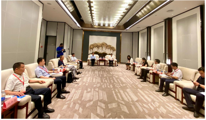 山東省貿(mào)促會(huì)林源副會(huì)長應(yīng)邀參加了第二十屆青島國際輪胎暨車輪展覽會(huì)。在展會(huì)期間，山東省貿(mào)促會(huì)組織了一場(chǎng)橡膠輪胎企業(yè)國際化經(jīng)營專題座談會(huì)，與會(huì)者深入調(diào)研了企業(yè)國際化經(jīng)營現(xiàn)狀及面臨的難點(diǎn)堵點(diǎn)，共同探討如何助力山東省輪胎企業(yè)"走出去"。