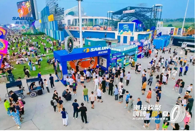 青島國際啤酒節(jié)一直以來都是青島的超級城市IP，也成為了亞洲最大的啤酒盛會。本屆啤酒節(jié)的主題是“開放”，與賽輪集團(tuán)的品牌發(fā)展路徑相契合。二十余年來，賽輪集團(tuán)始終以開放的姿態(tài)融入世界潮流，與全球接軌。誠邀各方游客來到賽輪集團(tuán)嘉年華現(xiàn)場，一同與“自帶光環(huán)”的液體黃金輪胎相會，與來自五湖四海的好友舉杯，感受啤酒的激情、青島的熱情，以及賽輪集團(tuán)的真情!