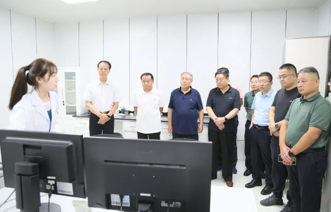 山東省道路運輸協(xié)會會長孫慶民攜帶代表團一行訪問賽輪集團。賽輪集團總裁謝小紅親自接待了這位重要的客人，并帶領他們參觀了集團總部。