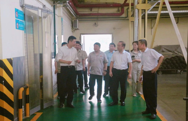 陜西省國資委黨委委員、副主任汪亮，二級巡視員白宏偉一行到陜西延長石油西北橡膠有限公司，開展了一次緊要的安全生產和生態(tài)環(huán)保專項督導調研。此次調研旨在深入了解西橡公司在安全生產和環(huán)保方面的情況，推動綠色低碳發(fā)展戰(zhàn)略的貫徹落實。