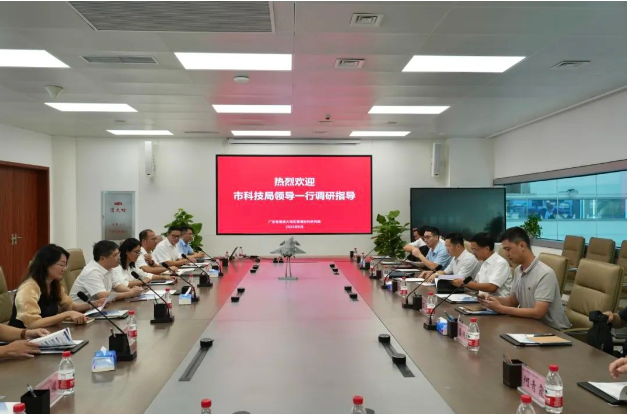 王桂林一行參觀了飛行起降動力學大裝置的核心設備，包括輪胎高加速試驗臺、道面環(huán)境模擬試驗臺、起落架擺振試驗臺以及飛行器落震試驗臺。他詳細了解了這些設備的安裝和調試進度，以及與之相關的科研進展和人才培養(yǎng)計劃。