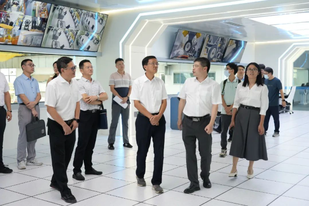 在現(xiàn)場，楊小牛代表航空輪胎大科學中心對廣州市和黃埔區(qū)科技部門在大裝置建設過程中的大力支持表示感謝。他介紹了大裝置將專注研究的領域，包括輪胎、起落架和飛行器等相關的基礎科學問題。預計這一裝置將成為國內頂尖的飛行起降動力學研究設施，以世界一流水平的創(chuàng)新平臺，助力中國航空航天、輪式裝備、立體交通等高端制造業(yè)走向國際領先地位。